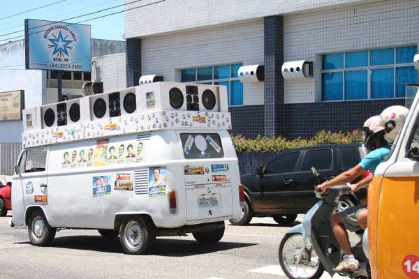 Com gasolina a R$6 propaganda em carro de som é coisa do passado; jingle agora é pelo mensageiro whatsaap Com gasolina a R$6 propaganda em carro de som é coisa do passado; jingle agora é pelo mensageiro whatsaap