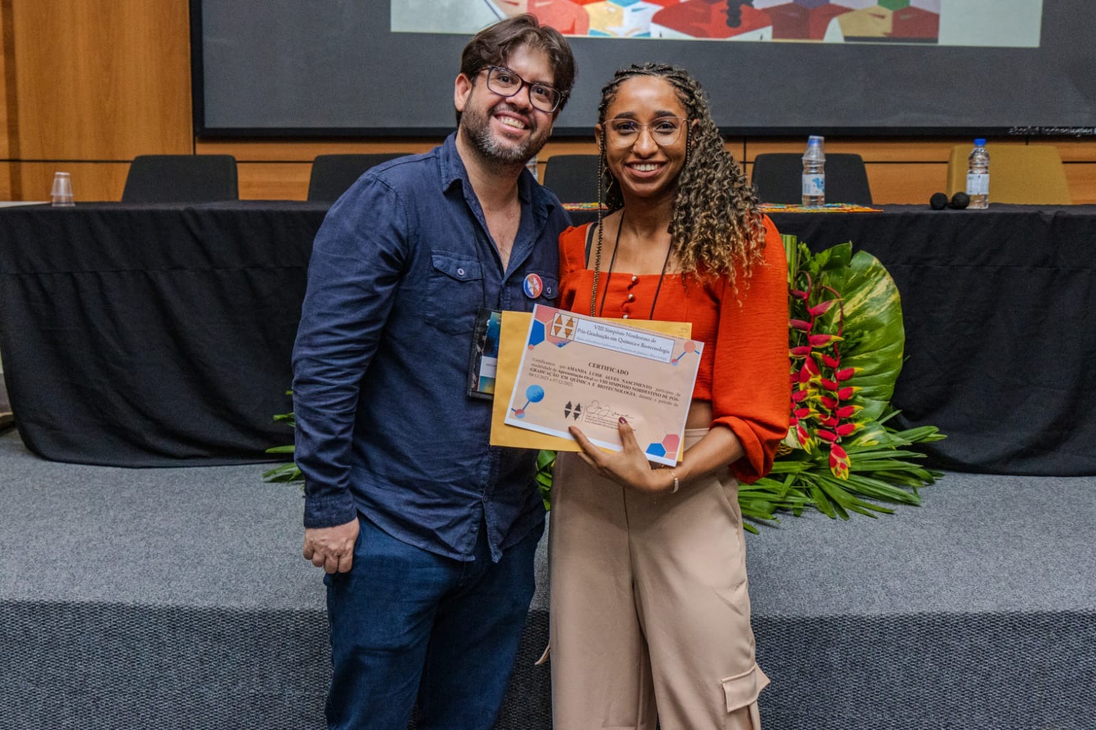 Josué Carinhanha, orientador da pesquisa, e Amanda Nascimento Josué Carinhanha, orientador da pesquisa, e Amanda Nascimento